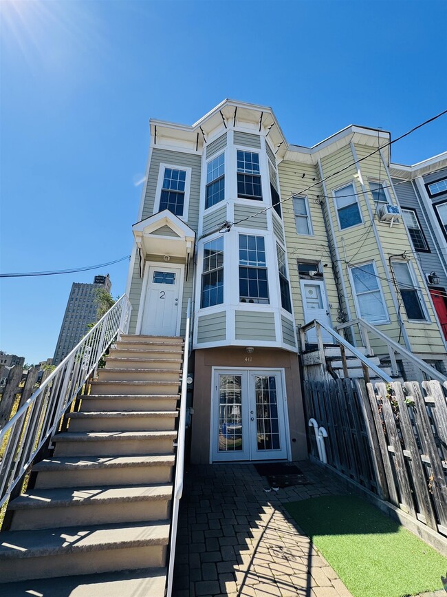 Building Photo - 447 Mercer St