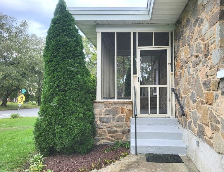 Private screened porch and entry - 1429 Virginia Ave