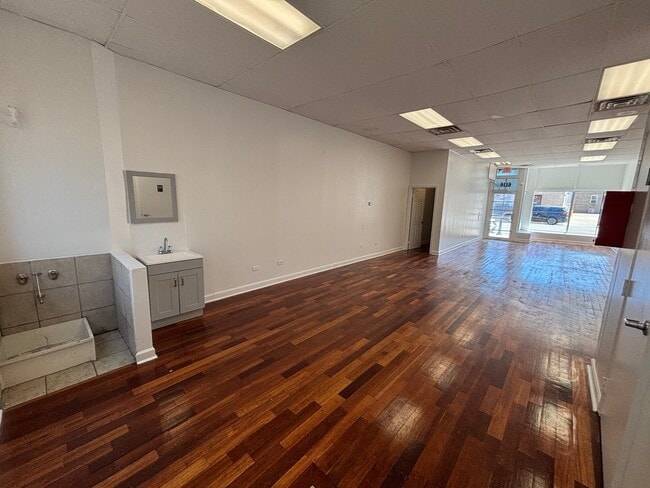 Building Photo - 6116 W Roosevelt Rd