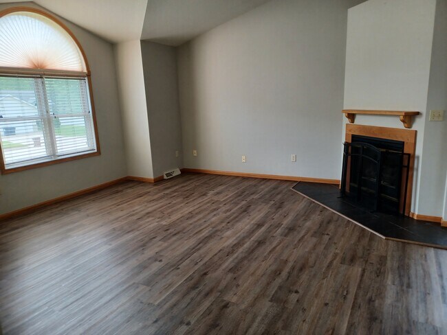 Building Photo - 130 Rhyme St