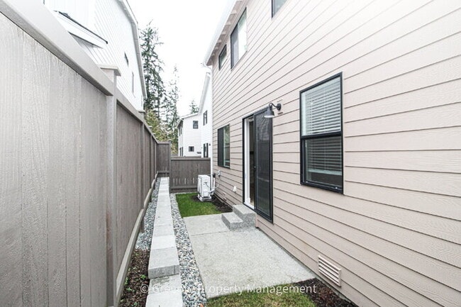 Building Photo - Brand New Spacious 5-Bedroom Retreat at Coyote Ridge 3 Full Baths 2 Car Garage 2330sf A/C Prime B...