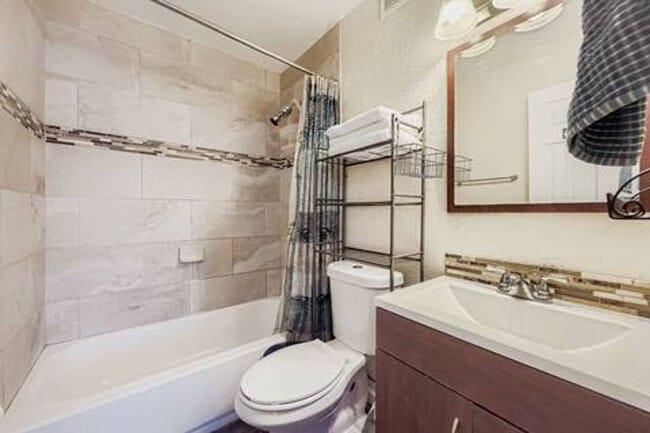 Building Photo - Intern Housing Available-Furnished Flexible lease terms Large 3 bedroom, 2 bathroom peaceful condo