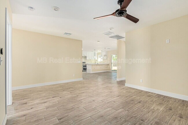 Building Photo - 413 E Southern Ave