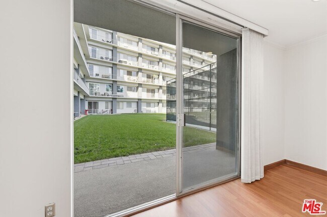 Building Photo - 100 S Doheny Dr