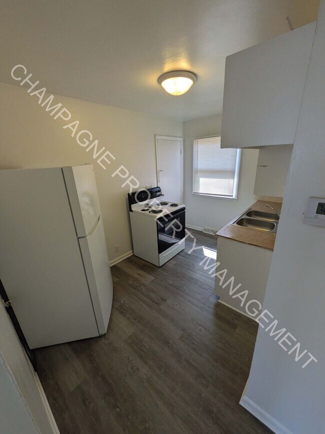 Building Photo - 701/703 Deweese St