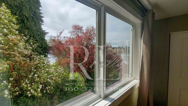 Building Photo - Modern Manette 1BR Condo with Private Pati...