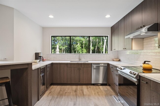 Building Photo - 26 Woodland Way