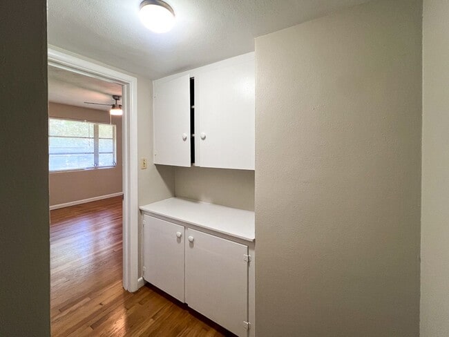 Building Photo - Centrally Located 3BR/2BA House - Availabl...
