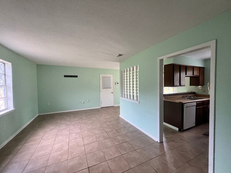 Building Photo - 2619 Calle Hermosa St