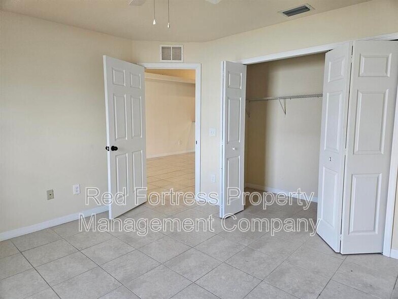 Building Photo - 542 SE 6th Pl