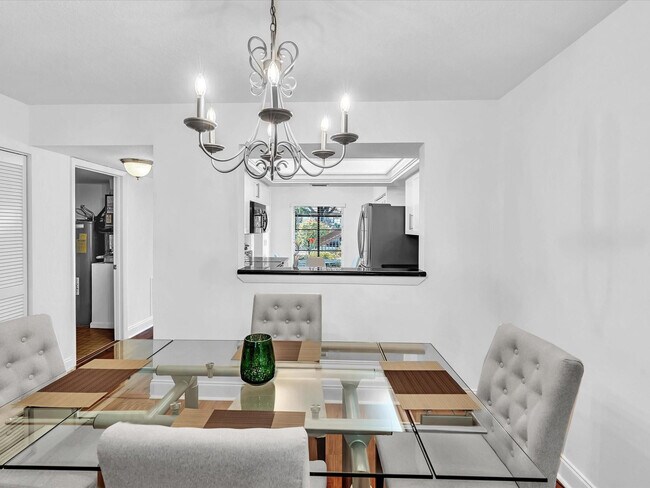 Building Photo - 5087 Oakhill Ln