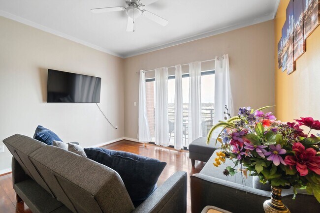 Building Photo - One Bedroom Furnished Condo in Uptown Char...