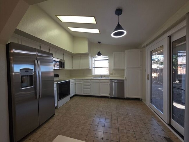 Building Photo - Extensively Renovated 3-Bedroom Home in Desirable Northwest Reno