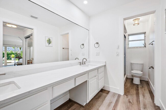 Building Photo - 305 Country Club Dr