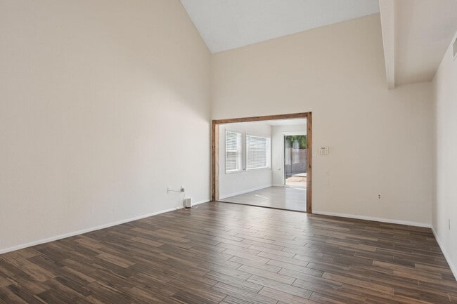 Building Photo - 2423 E Maryland Dr