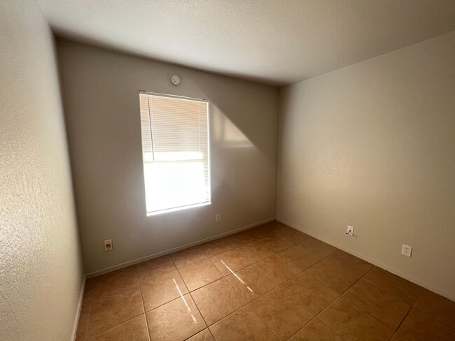 Building Photo - 1 Bedroom condo gated with community Pool