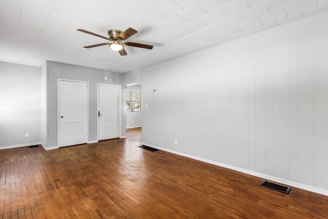 Building Photo - 364 S Chase Ave