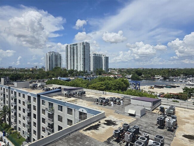Building Photo - 1700 NW N River Dr