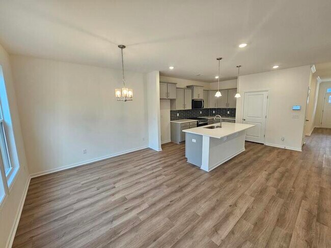 Building Photo - Brand new home in Chapin 5/3