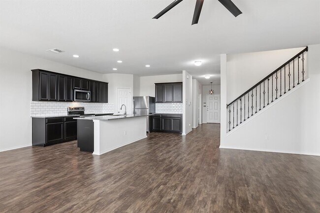 Building Photo - 709 Hummingbird Ln