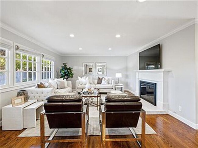 Building Photo - Remodeled interiors 3 Bed 2 Bath in Hillsb...