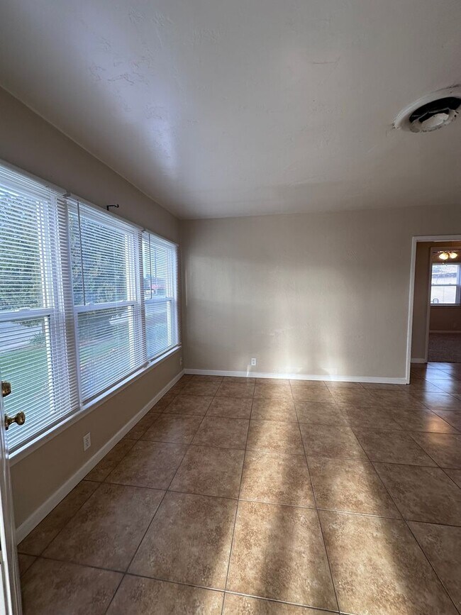 Building Photo - 2114 Brundage Ln