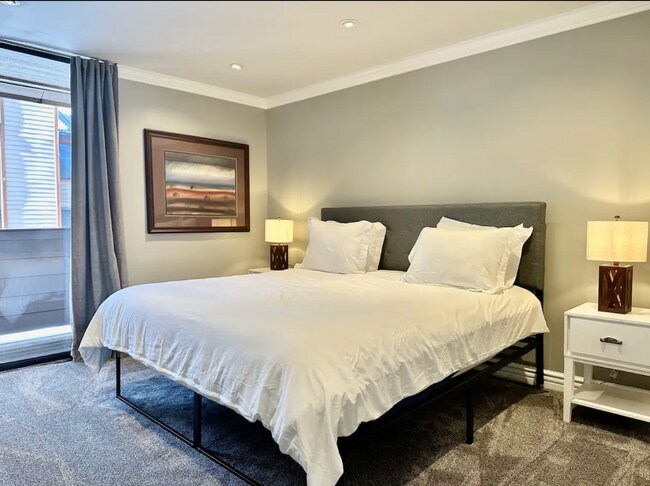 Building Photo - Stylish 2-Bed + Loft Mountain Condo in San...