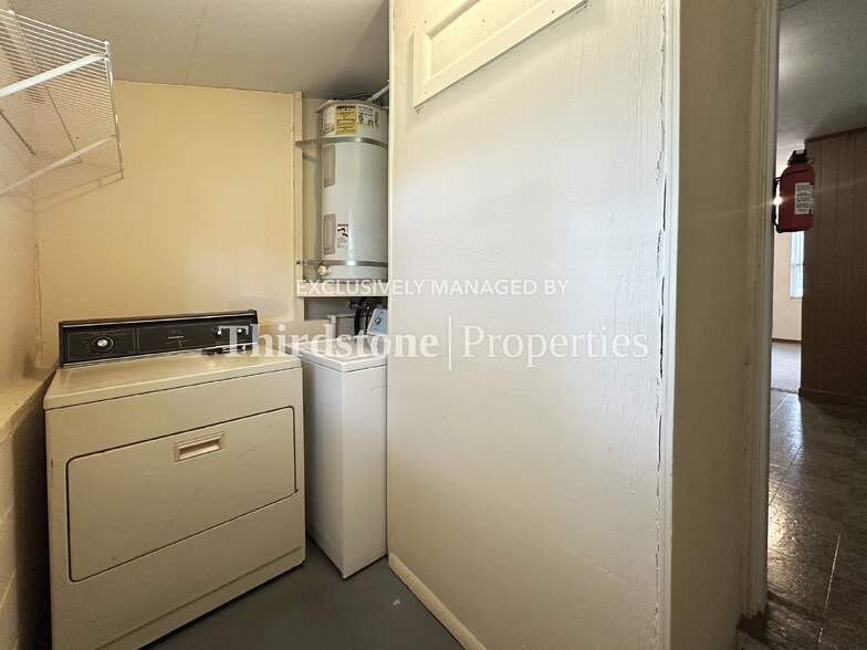 Building Photo - 1727 Lindsey Rd