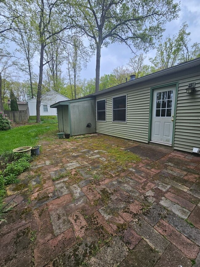 Building Photo - 3 Bedroom House Available July 15, 2026