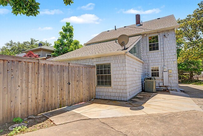 Building Photo - Fully Furnished Maple Ridge Home