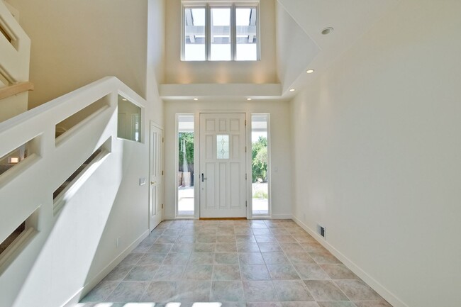 Building Photo - Large 3,767 sqft home on a 10,000 sqft lot- 2 bed located on 1st floor w/ separate entrance - Top...