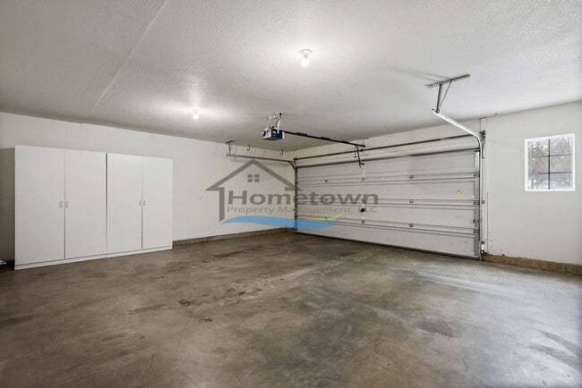 Building Photo - Lovely 3 Bedroom 2 Bath Home w/ 2 Car Gara...