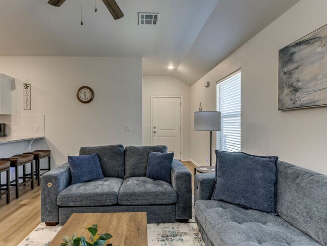 Building Photo - Cozy 3-Bed Retreat in Yukon - Fully Furnished & All Utilities Included