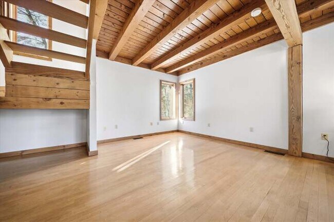 Building Photo - 105 Middle Rd