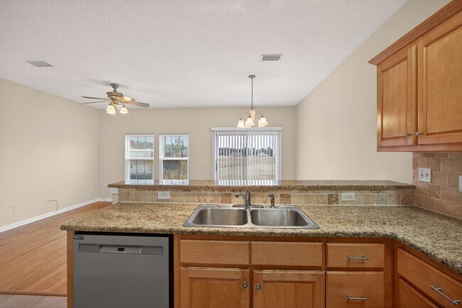 Building Photo - Beautiful Townhome in Biscayne Bay!