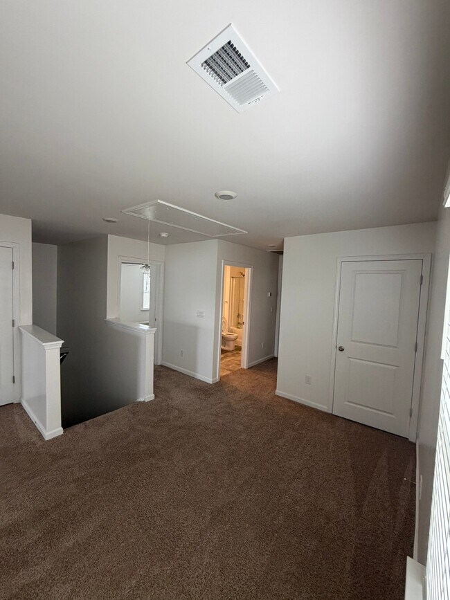 Building Photo - 5033 Pratt Dr