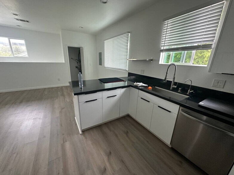 Building Photo - 15122 Burbank Blvd