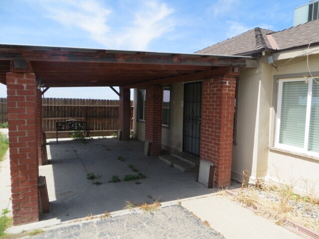 Building Photo - Country Home, 4BR+ Den/2BA, Blt 1960’s - L...