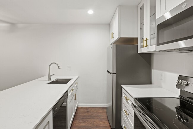 Building Photo - 2121 Fountain View Dr