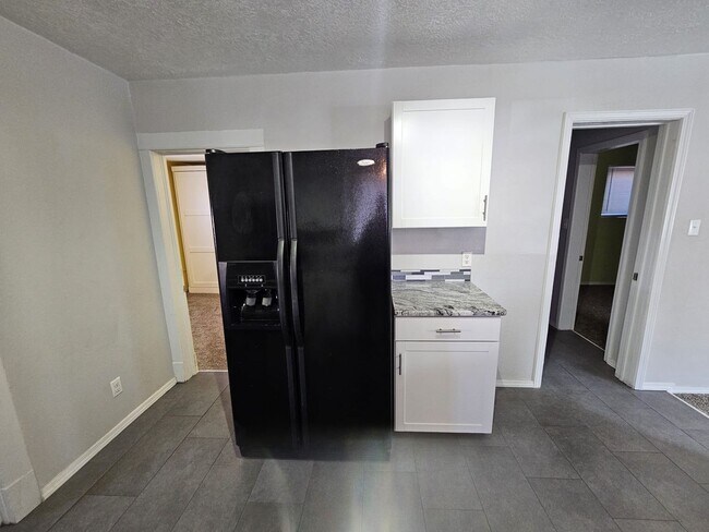 Building Photo - Gorgeous 2 bedroom in Barelas! Great location. Washer/Dryer. 1 car garage.