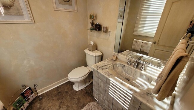 Building Photo - 104 S Avolyn Ave