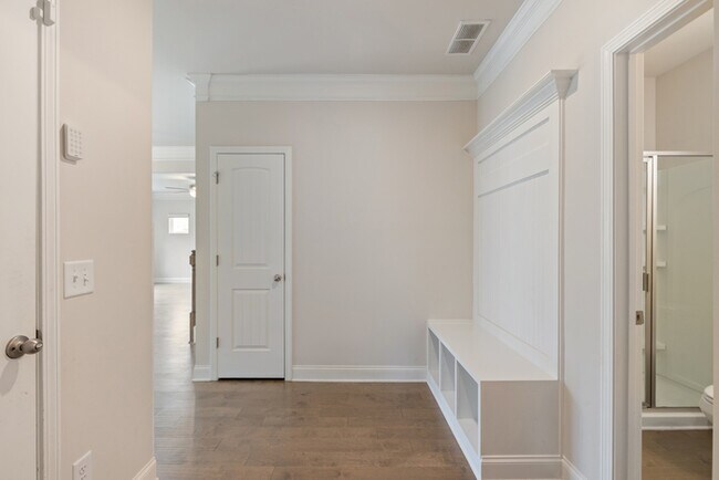 Building Photo - House Beds - 5 Baths - 4