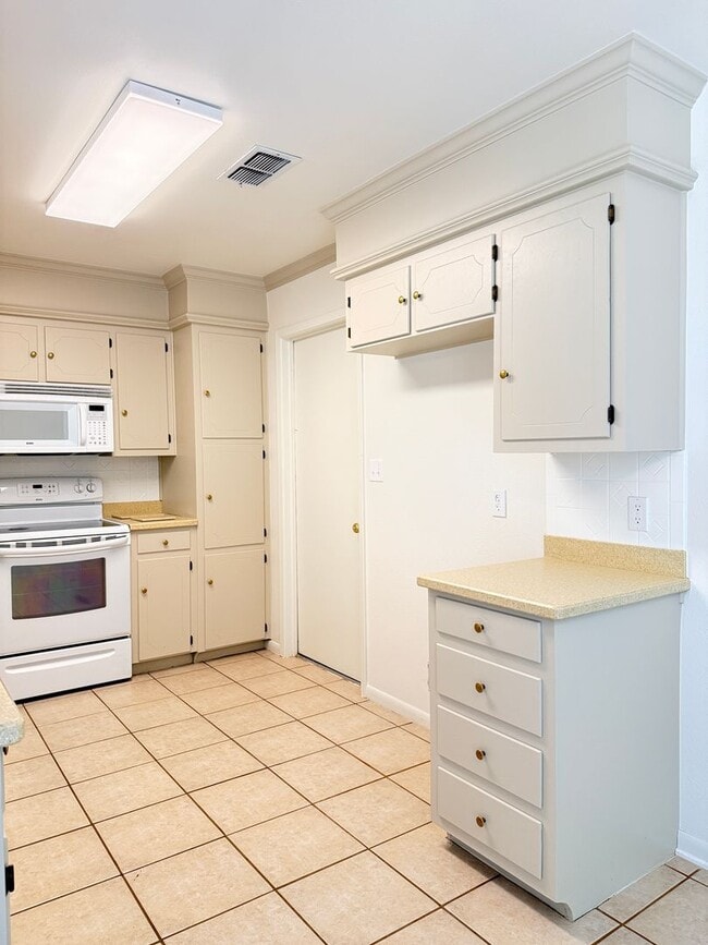 Building Photo - Beautiful 4 Bedroom 1.5 Bath - City View ISD