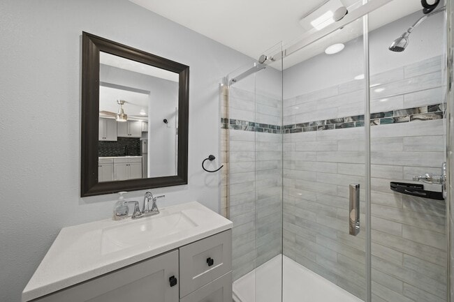 Building Photo - 3802 Bayshore Dr