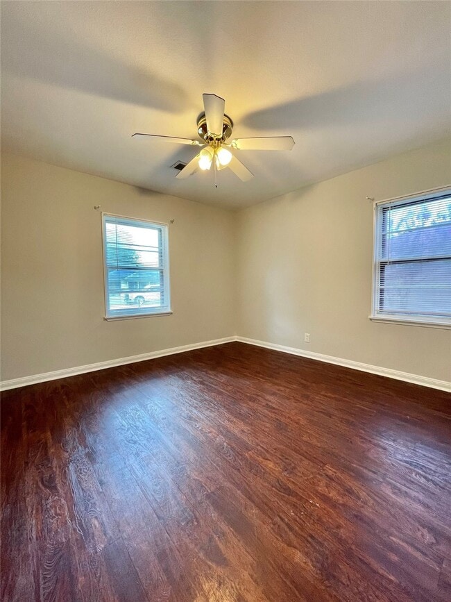 Building Photo - 1112 Southampton Dr