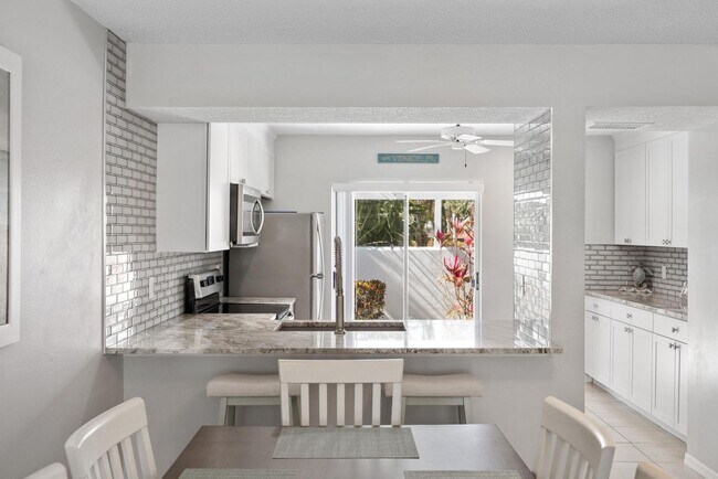 Building Photo - Seasonal Short-Term 2 Bedroom 2 Bathroom Villa at Augusta Villas in Plantation!