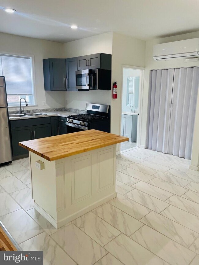 Building Photo - 442 W Hanover St