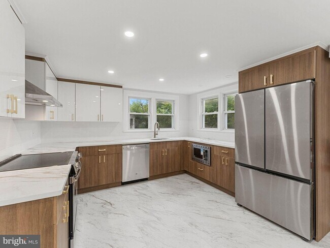 Building Photo - 308 Delsea Dr