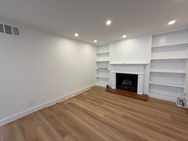 Building Photo - ** $750 OFF MOVE-IN ** Newly Updated Condo...
