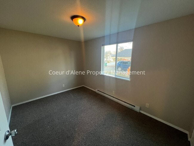 Building Photo - 2 bed house w/ fenced yard